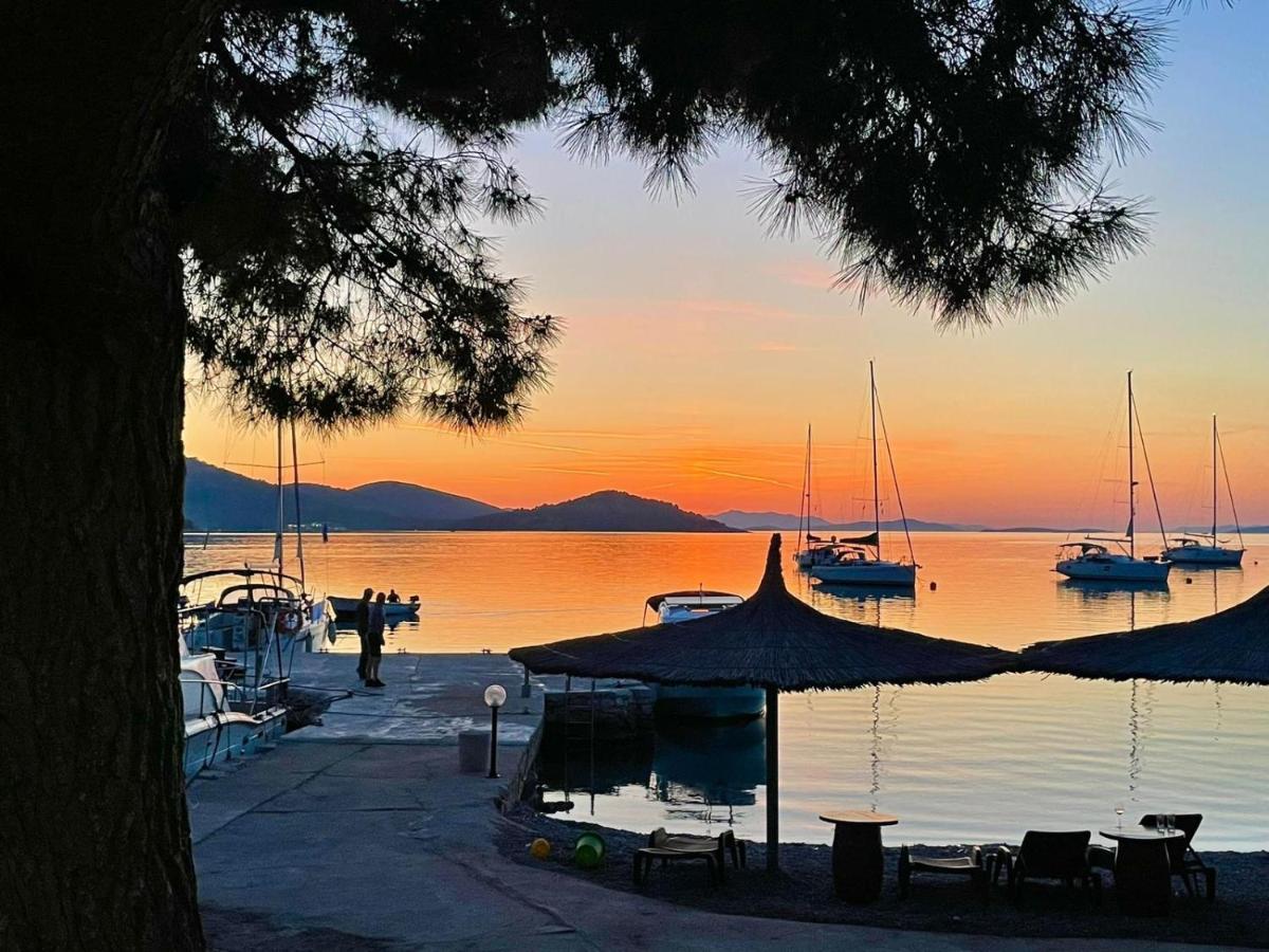 Beach House Danica - Resort & Tavern Bain, Free Transport, Pool, Island Of Zut - Kornati Pristanisce Bagian luar foto