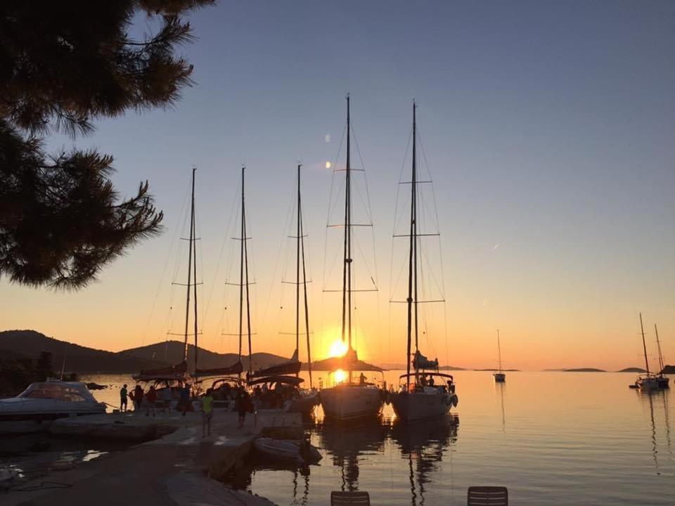Beach House Danica - Resort & Tavern Bain, Free Transport, Pool, Island Of Zut - Kornati Pristanisce Bagian luar foto