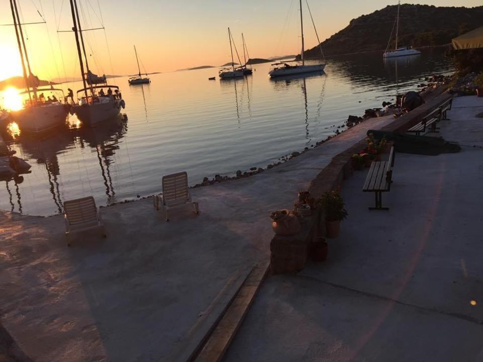 Beach House Danica - Resort & Tavern Bain, Free Transport, Pool, Island Of Zut - Kornati Pristanisce Bagian luar foto