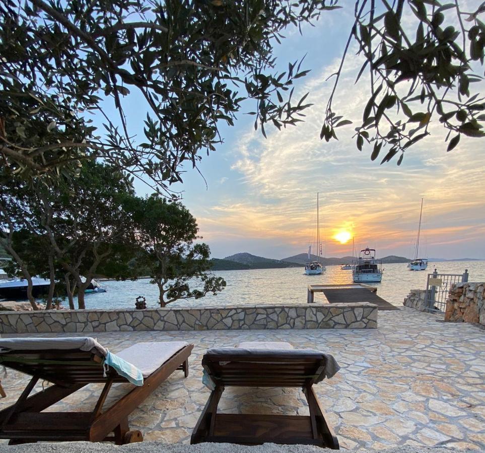 Beach House Danica - Resort & Tavern Bain, Free Transport, Pool, Island Of Zut - Kornati Pristanisce Bagian luar foto